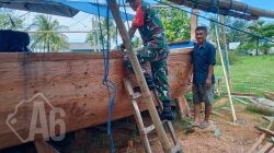 Babinsa Koramil 0817/17 Sangkapura Jalin Silaturahmi dengan Pengrajin Perahu di Desa Lebak