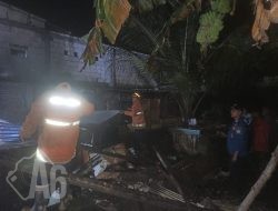 Gerak Cepat Polsek Wringinanom Bantu Padamkan Kebakaran Kandang Ayam milik Warga