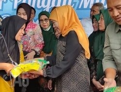 Pasar Pangan Murah Ramadhan Di Menganti Gubernur Jawa Timur Bagikan Beras Dan Telur Gratis