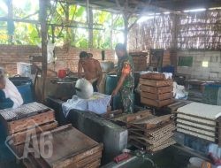 Babinsa Sidojangkung Jalin Komsos dengan Pelaku UMKM, Dukung Pengembangan Usaha Tahu Lokal