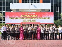Pengabdian Terbaik, Dua Anggota Polres Gresik Diganjar Kenaikan Pangkat