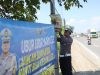 Tingkatkan Keselamatan Berkendara, Satlantas Polres Gresik Pasang Banner Bahaya Menyalip Sebelah Kiri