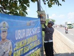 Tingkatkan Keselamatan Berkendara, Satlantas Polres Gresik Pasang Banner Bahaya Menyalip Sebelah Kiri