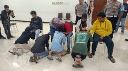 Remaja jadi Anggota Gangster Diamankan, Sujud Menangis di Hadapan Orang Tua di Mapolres Gresik