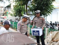 Peduli untuk Berbagi, Satlantas Polres Gresik Bagikan Paket Makanan dalam Jum’at Berkah