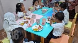 Anak-Anak Antusias! TPA Bung Karno Surabaya Jadi yang Pertama Gelar Dongeng Edukatif dan Gerakan Isi Piringku
