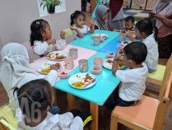 Anak-Anak Antusias! TPA Bung Karno Surabaya Jadi yang Pertama Gelar Dongeng Edukatif dan Gerakan Isi Piringku