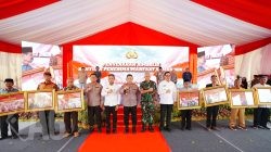 Hadiri Ground Breaking Asrama Polresta Samarinda, Kapolri Bagikan Sumur Bor-Sembako ke Warga