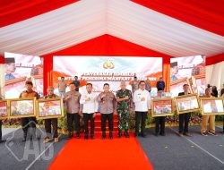 Hadiri Ground Breaking Asrama Polresta Samarinda, Kapolri Bagikan Sumur Bor-Sembako ke Warga