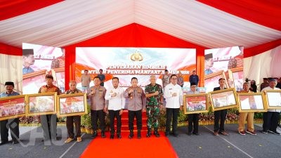 Hadiri Ground Breaking Asrama Polresta Samarinda, Kapolri Bagikan Sumur Bor-Sembako ke Warga