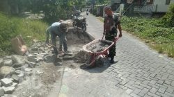 Babinsa Cerme Turun Langsung Bantu Warga Dalam Karya Bakti Pembuatan TPT dan Saluran Irigasi