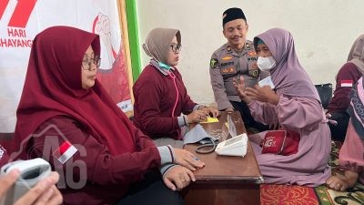 Polres Gresik Gelar Bakti Sosial Kesehatan ke Warga dan Santri di Ponpes Hafiz Al-Qur’an