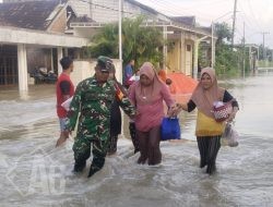 Babinsa Kodim 0817/Gresik Terus Pantau Banjir di Wilayah Benjeng Akibat Hujan Deras