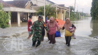 Babinsa Kodim 0817/Gresik Terus Pantau Banjir di Wilayah Benjeng Akibat Hujan Deras
