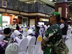 Babinsa Koramil 0817/07 Kebomas Amankan Kedatangan Jama’ah Haji Keluarga Besar Semen Indonesia