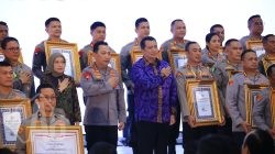 Kapolri Berikan Penghargaan Pembangunan Zona Integritas WBK Kepada Divisi Humas Polri