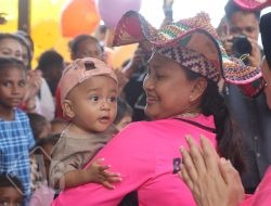 Kunjungi Raja Ampat, Ketum Bhayangkari Salurkan Sembako hingga Gelar Khitanan Massal