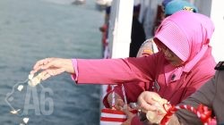 Polda Jatim Tabur Bunga di Laut Kenang Semangat Juang Pahlawan di Hari Bhayangkara ke -79