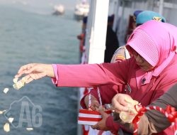 Polda Jatim Tabur Bunga di Laut Kenang Semangat Juang Pahlawan di Hari Bhayangkara ke -79
