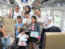 Semakin Dekat dengan KAI, Daop 8 Surabaya Sapa Pelanggan di Masa Liburan Sekolah dengan Hadiah Menarik