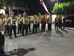 Giat Apel Malam Minggu Polsek Pakal Pengecekan Kesiapan Personil Sebelum Laksanakan Patroli