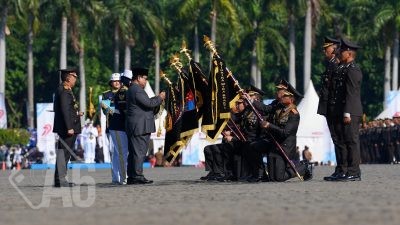Presiden Hadiahi Penghargaan Nugraha Sakanti dan Tanda Kehormatan Bintang Bhayangkara Nararya