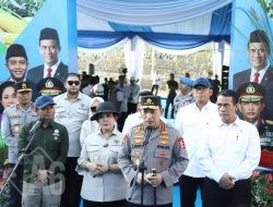 Menhut Serahkan SK Perhutanan Sosial Kepada Kelompok Tani