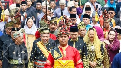 Kapolri Terima Anugerah Adat Ingatan Budi dari LAM Riau: Simbol Kehormatan, Amanah Moral, dan Komitmen Kebangsaan