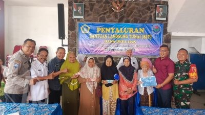 Babinsa Koramil 0817-01/Driyorejo Dampingi Pembagian BLT Dana Desa Bulan ke-7 Tahun 2025 di Balai Desa Driyorejo