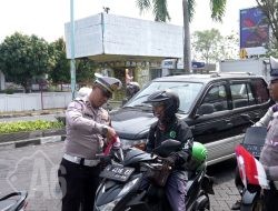 Bersatu Berdaulat, Rakyat Sejahtera, Indonesia Maju: Polantas Gresik Tebarkan Semangat Kemerdekaan