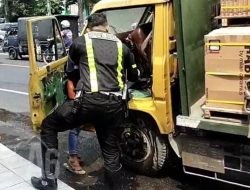 Polisi Sigap Padamkan Asap dari Truk di GKB, Cegah Potensi Kebakaran