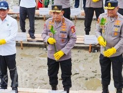 Tanam Mangrove di Kalbar, Kapolri: Jaga Lingkungan untuk Masa Depan Anak-Cucu Kita