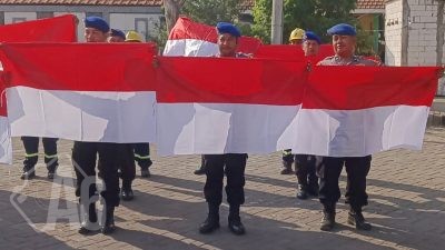 Semarak Kemerdekaan ke-80 Republik Indonesia, Gresik Gelar Aksi Bersih Pesisir dan Bagikan 10.000 Bendera Merah Putih