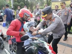 Semarak Merah Putih Sambut HUT RI ke-80 Polisi Berbagi 3.600 Bendera dan 83 Helm di Surabaya