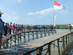 Komunitas Onthel Se-kabupaten Gresik Laksanakan Upacara HUT RI ke-80