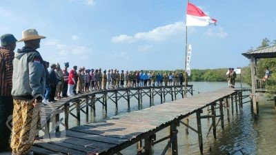 Komunitas Onthel Se-kabupaten Gresik Laksanakan Upacara HUT RI ke-80