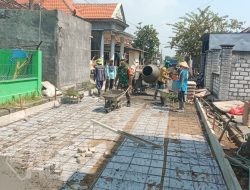Babinsa Duduksampeyan dan Warga Kompak Gotong Royong Cor Jalan Desa