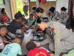Polri Tanamkan Semangat Belajar kepada Anak-Anak di Kampung Yunad Melalui Pendekatan Humanis