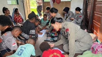 Polri Tanamkan Semangat Belajar kepada Anak-Anak di Kampung Yunad Melalui Pendekatan Humanis