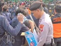 Polisi Bagikan Air Mineral kepada Massa Demo di Senayan