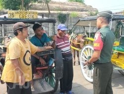 Babinsa Koramil 0817/07 Kebomas Jalin Komsos dengan Pekerja Ojek dan Dokar di Terminal Parkir Bus Giri
