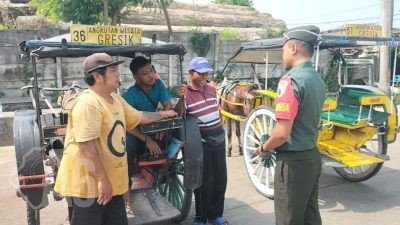 Babinsa Koramil 0817/07 Kebomas Jalin Komsos dengan Pekerja Ojek dan Dokar di Terminal Parkir Bus Giri