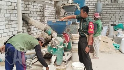Babinsa Koramil 0817/04 Menganti Jalin Komsos dengan Pemilik Penggilingan Padi, Dukung Program Ketahanan Pangan