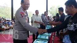 Kapolda Jatim Serahkan Bantuan Sembako untuk Nelayan Pacitan di Hari Lalu Lintas Bhayangkara ke-70