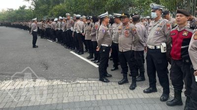 PAM Pertandingan BRI Super League Persebaya Surabaya Melawan Semen Padang di Stadion GBT Surabaya