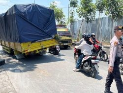 Giat Polsek Pakal Gatur Lalin Urai Kemacetan Akibat Truk Mogok di Dua Arah