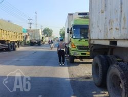 Giat Polsek Menganti Laksanakan Himbauan Kepada Pengemudi Truk Agar Mematuhi Jam Larangan Operasional