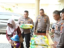 Senyum Sumringah Warga , Peroleh Beras Murah dari Polres Gresik di Hari Pangan Sedunia
