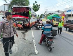 Personel Polsek Kedungwaru dan Unit Laka Lantas Polres Tulungagung Lakukan Olah TKP Kecelakaan di Jalan Pahlawan