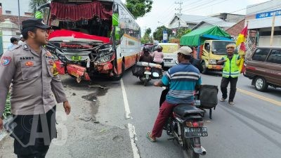 Personel Polsek Kedungwaru dan Unit Laka Lantas Polres Tulungagung Lakukan Olah TKP Kecelakaan di Jalan Pahlawan